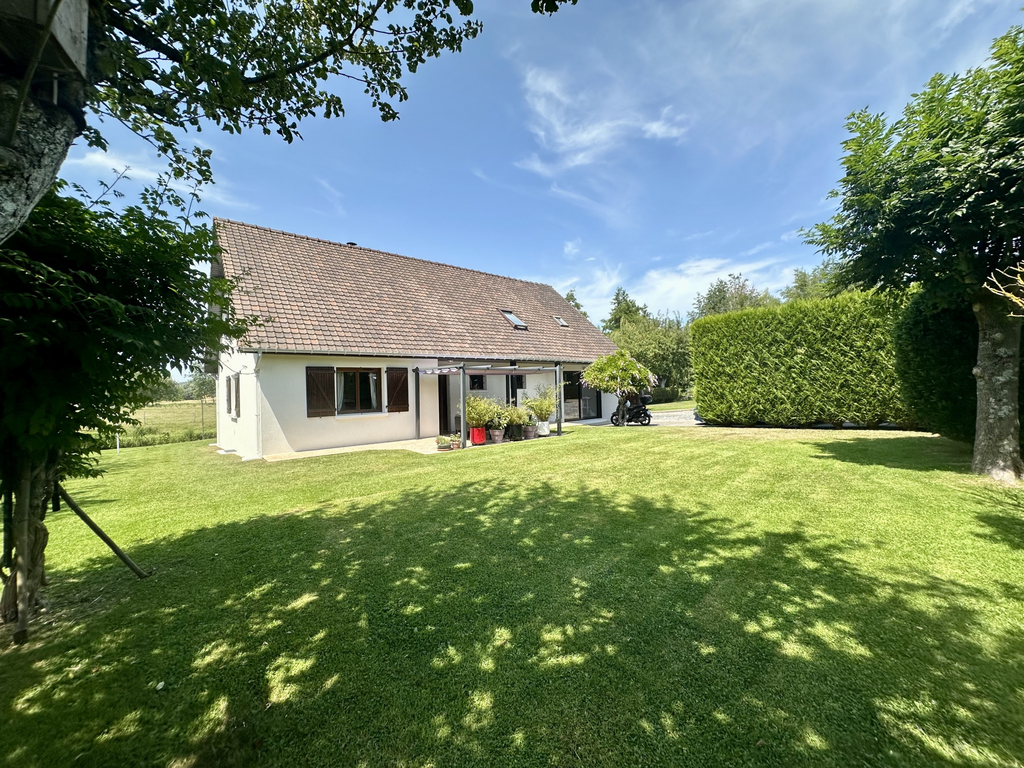 Belle maison familiale de 185 m2   Un véritable havre de paix en bord de rivière