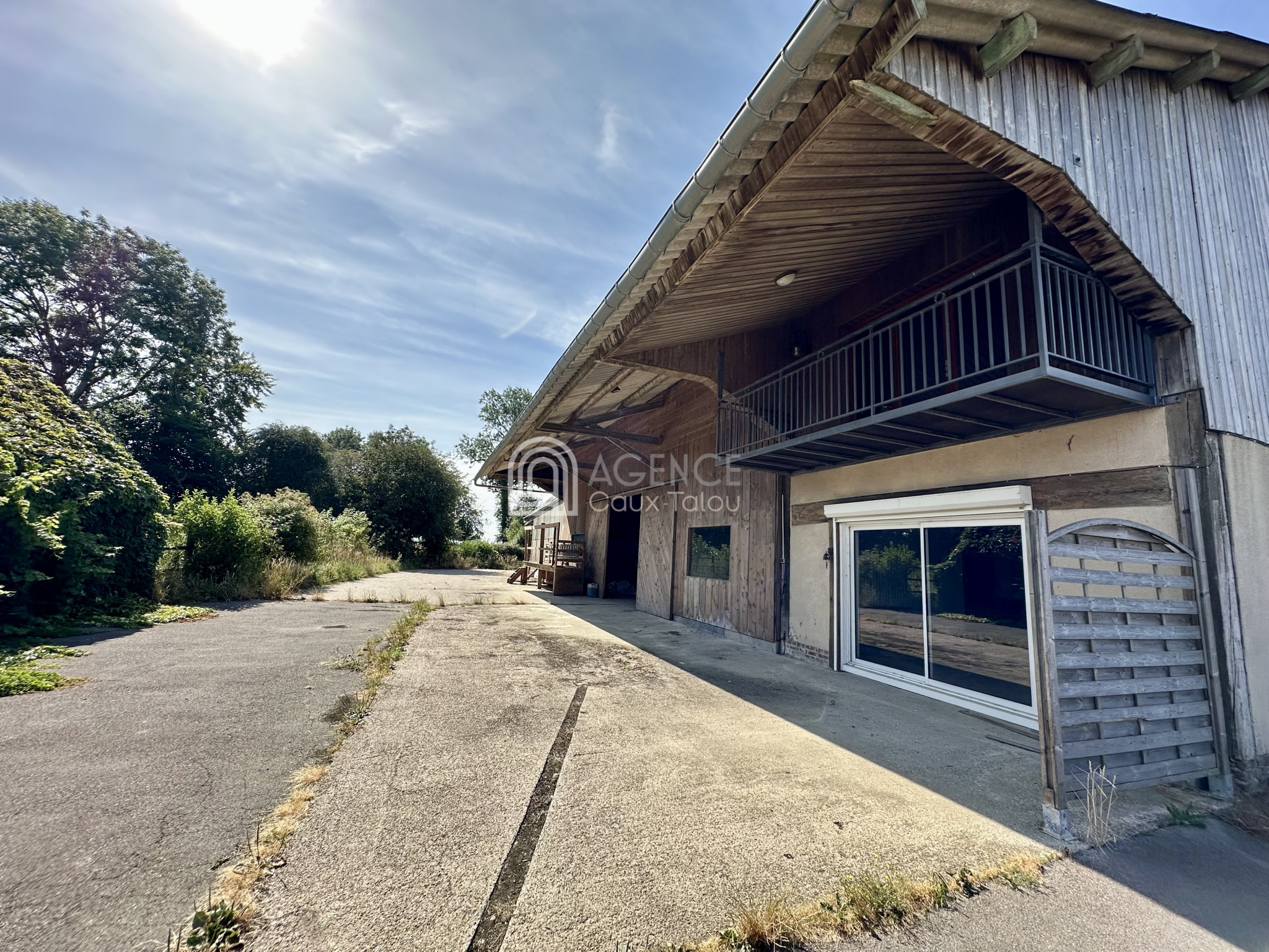 Bien atypique avec habitation et bâtiment agricole sur 2,07 hectares   PREUSEVILLE