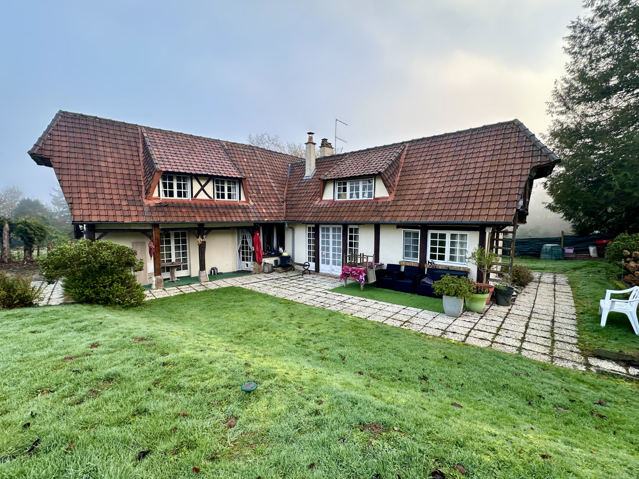 Maison de charme à colombages avec dépendances, Freulleville