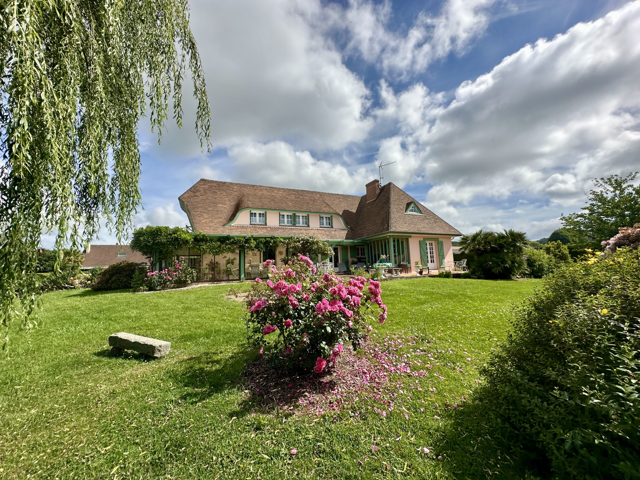 Belle propriété familiale de 220 m2 sur un terrain clos et paysager de 1 785 m2   Bellengreville