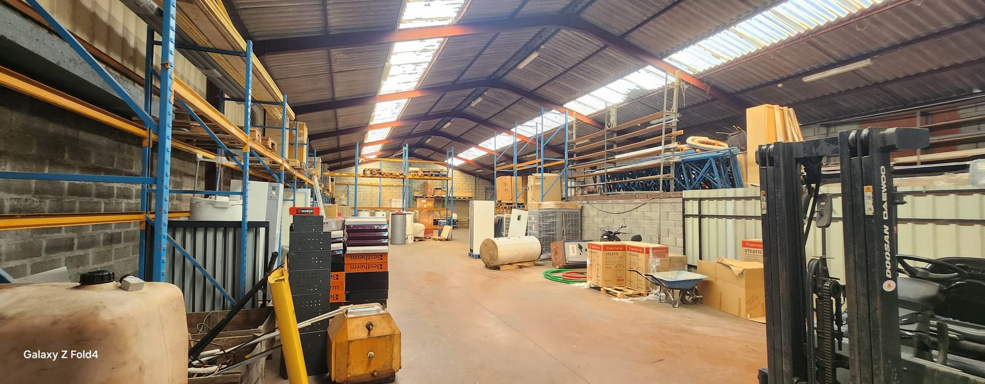 À la vente   Bâtiment de stockage avec bureaux