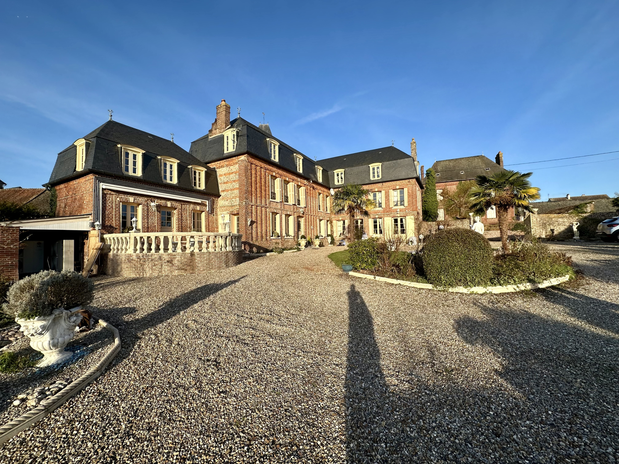 Magnifique château du 18ème siècle 14 pièces avec jardin paysager.