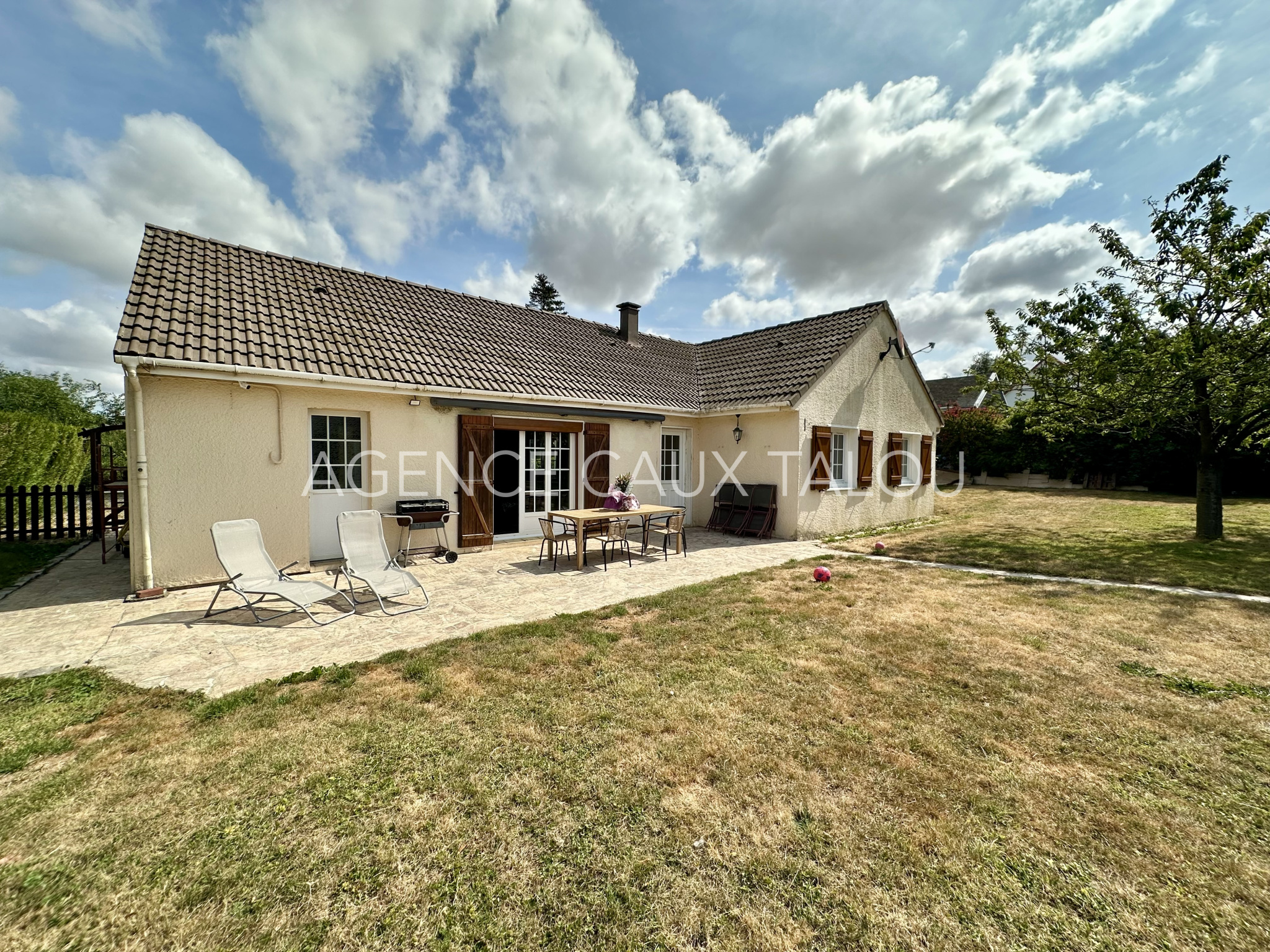 EN EXCLUSIVITÉ   Pavillon de plain-pied entièrement rénové   3 chambres   Terrain clos de 1 000 m2